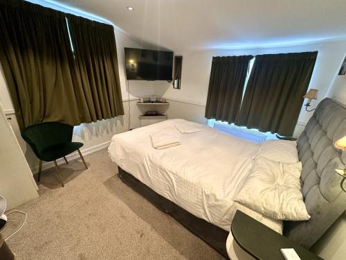 Room 5 - Double ensuite with private kitchen