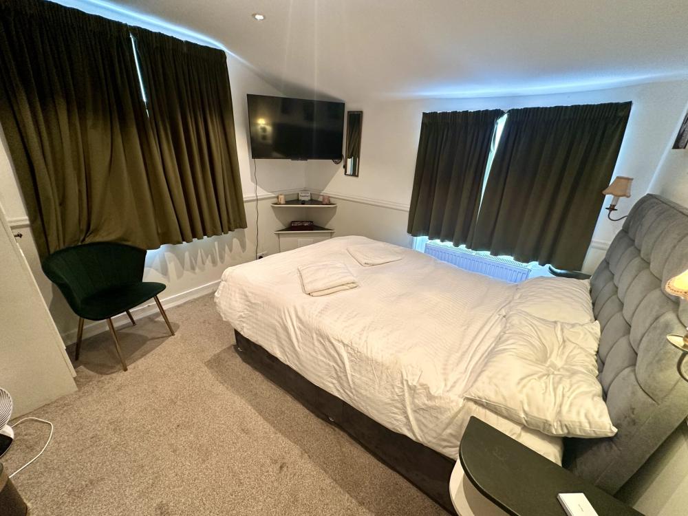 Studio-Business-Ensuite with Shower-R5 - 1 night without parking